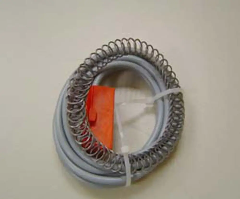 Graue, spiralförmige Kabelwicklung mit einem orangefarbenen und einem weißen Halter, präsentiert auf hellem Hintergrund. Einsatzmöglichkeiten in Geräten von Remeha.